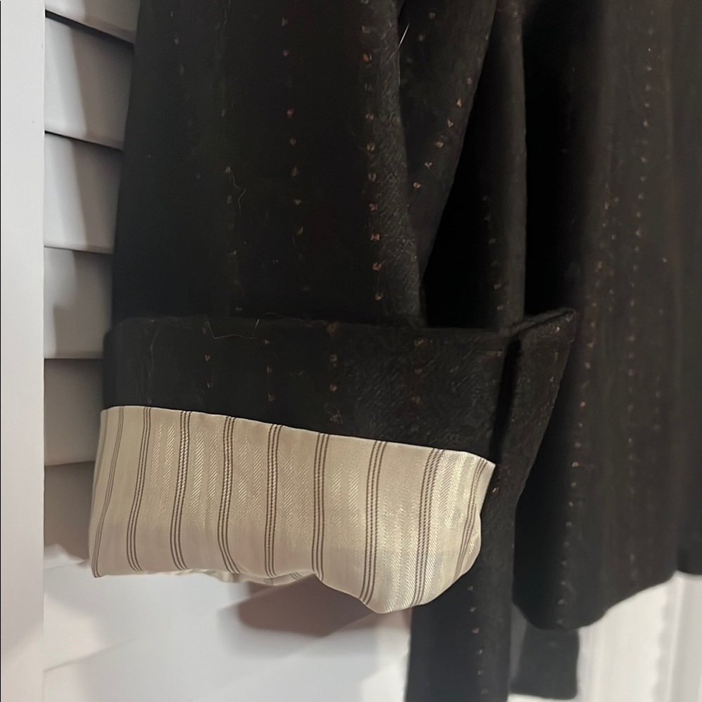 Tailored Blazer with Notched Lapels and Fitted Silhouette - Picture 7 of 10